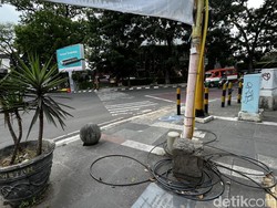 Pejalan Kaki Hati-hati, Ada Kabel Berantakan di Trotoar Dago
