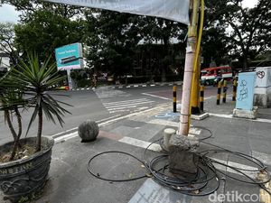 Pejalan Kaki Hati-hati, Ada Kabel Berantakan di Trotoar Dago Pejalan Kaki Hati-hati, Ada Kabel Berantakan di Trotoar Dago