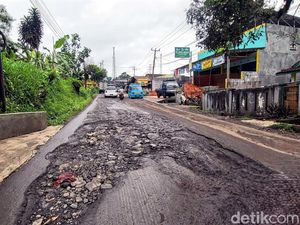Jalan Palabuhan II Sukabumi Rusak Parah, Warga: Mirip Sungai Kering Jalan Palabuhan II Sukabumi Rusak Parah, Warga: Mirip Sungai Kering