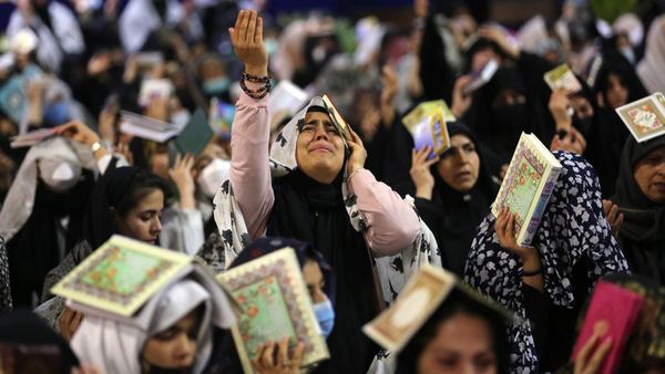 Khusyuk Umat Muslim di Iran Raih Malam Lailatulqadar