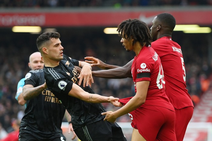 Liga Inggris LIVERPOOL, ENGLAND - APRIL 09: Granit Xhaka of Arsenal is confronted by Trent Alexander-Arnold and Ibrahima Konate of Liverpool during the Premier League match between Liverpool FC and Arsenal FC at Anfield on April 09, 2023 in Liverpool, England. (Photo by Shaun Botterill/Getty Images)