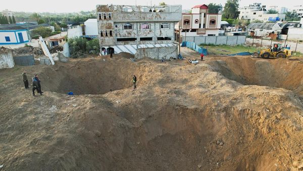 Lubang-lubang Besar Menganga di Gaza Imbas Roket Israel