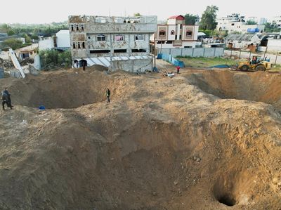 Lubang-lubang Besar Menganga di Gaza Imbas Roket Israel