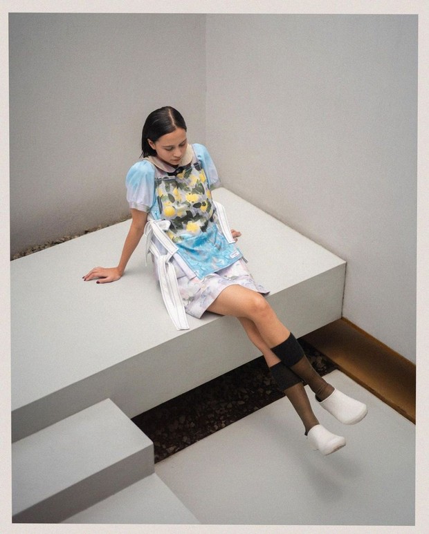 Lutesha dengan Dress dan Apron Galaksi. Foto Instagram: lutesha