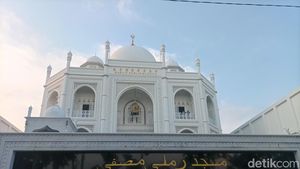 Ini Ragam Keunikan Masjid Ramlie Musofa yang Mirip Taj Mahal