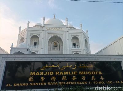 Ini Ragam Keunikan Masjid Ramlie Musofa yang Mirip Taj Mahal
