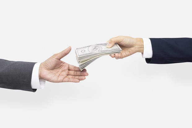 Menghabiskan Banyak Uang dari yang Direncanakan