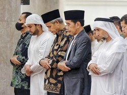 Momen Jokowi-Ganjar Tarawih Bersama di Masjid Syekh Al Zayed