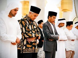 Momen Jokowi dan Ganjar Tarawih Bersama di Solo