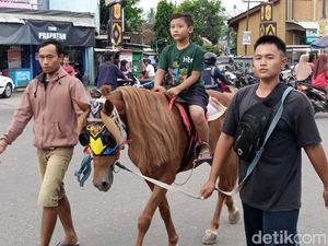 Seru Nih, Ngabuburit Naik Kuda di Alun-alun Kemiri Purworejo Seru Nih, Ngabuburit Naik Kuda di Alun-alun Kemiri Purworejo