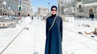 7 Potret Nia Ramadhani Pakai Gamis dan Berhijab Saat Umrah