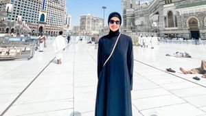 7 Potret Nia Ramadhani Pakai Gamis dan Berhijab Saat Umrah