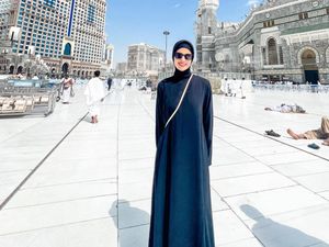 7 Potret Nia Ramadhani Pakai Gamis dan Berhijab Saat Umrah