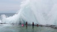 Menikmati Deburan Ombak Pantai Batu Pecah Papua