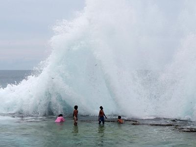Menikmati Deburan Ombak Pantai Batu Pecah Papua