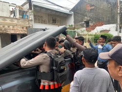Bangunan Roboh di Makassar Timpa Pekerja, 1 Orang Kritis