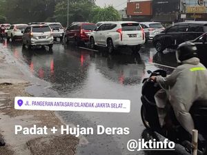 Menu Senin Pagi Pemotor di Jaksel: Diguyur Hujan dan Terjebak Macet