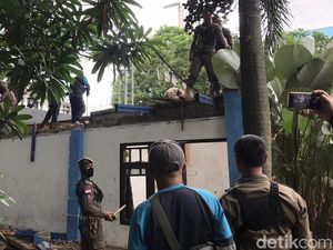 Bangunan Tak Bertuan di Cikapundung River Spot Bandung Dirobohkan Bangunan Tak Bertuan di Cikapundung River Spot Bandung Dirobohkan