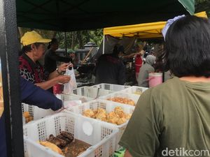Berburu Takjil di Kawasan Masjid Pusdai Bandung