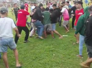 Sepakbola Tarkam di Jember Ricuh, Penonton Pukuli Pemain Sepakbola Tarkam di Jember Ricuh, Penonton Pukuli Pemain