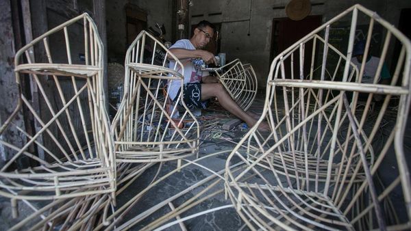 Perajin Rotan Parcel Lebaran Banjir Pesanan