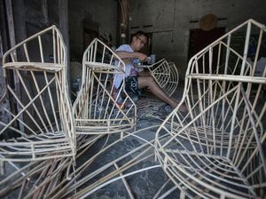 Perajin Rotan Parcel Lebaran Banjir Pesanan