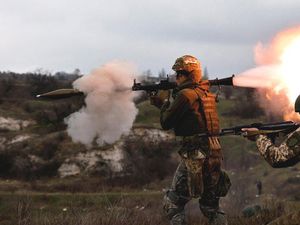 Ukraina Bakal Produksi Senjata Bareng AS Ukraina Bakal Produksi Senjata Bareng AS