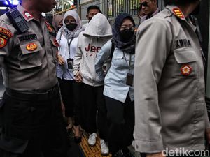 Potret AG Tiba di PN Jaksel Jelang Sidang Vonis Penganiayaan David Potret AG Tiba di PN Jaksel Jelang Sidang Vonis Penganiayaan David