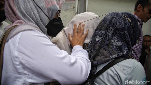 Terdakwa kasus penganiayaan David Ozora, Agnes Gracia atau AG, tiba di Pengadilan Negeri Jakarta Selatan, Senin (10/4/2023). Pantauan detikcom di lokasi, AG tiba di Pengadilan Negeri Jakarta Selatan (PN Jaksel), sekitar pukul 12.40 WIB. AG tak mengucapkan kalimat apapun saat memasuki ruang sidang.