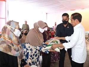 Jokowi Makin Sering Bagi Bansos Tanpa Risma, Ada Apa? Jokowi Makin Sering Bagi Bansos Tanpa Risma, Ada Apa?