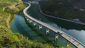 China Punya Jalan Raya di Atas Sungai, Nih Potretnya