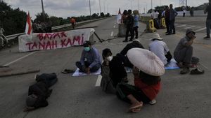 Potret Warga Lesehan Blokir Tol Jatikarya