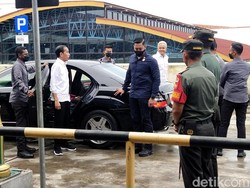 Jokowi dan Ganjar Semobil Lagi di Pasar Legi, Kompak Pakai Kemeja Putih