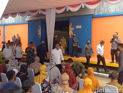 Momen Jokowi Beri Kesempatan Tanya tapi Warga Minta Foto Bareng