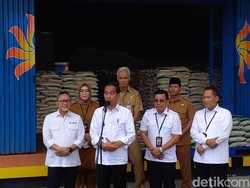 Jokowi Salurkan Bansos Beras di Solo Raya, Target Nasional 21,3 Juta Penerima