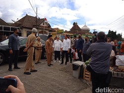 Ditemani Ganjar, Presiden Jokowi Bagikan Sembako dan BLT di Pasar Selo