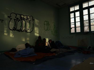 Ratusan Migran Remaja Tinggal di Sekolah Paris yang Terbengkalai