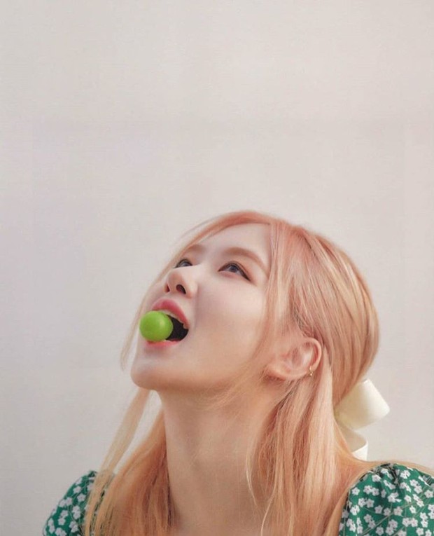 Rose memakan anggur /Foto: Courtesy of YG Entertainment Foto: Courtesy of YG Entertainment