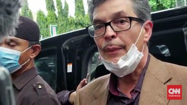 Ryszard Belszynski alias Rick di Pengadilan Negeri Jakarta Selatan, Senin (10/4). Ia hadir untuk mediasi kemelut dengan adiknya, Tamara Belszynski.