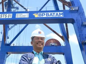 Kebut Bongkar Muat, 1 Unit STS Crane Didatangkan ke Pelabuhan Batu Ampar Kebut Bongkar Muat, 1 Unit STS Crane Didatangkan ke Pelabuhan Batu Ampar
