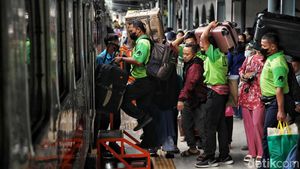 Suasana Mudik Mulai Terasa di Stasiun Pasar Senen