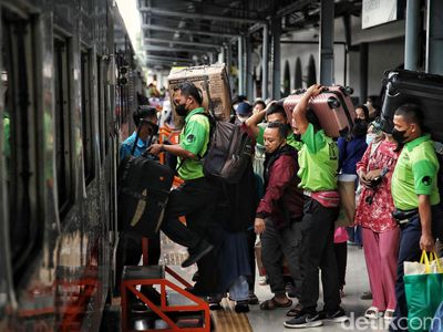 Suasana Mudik Mulai Terasa di Stasiun Pasar Senen