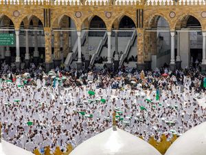 Umrah Dibuka, Cuan Emiten Biro Perjalanan Melesat Umrah Dibuka, Cuan Emiten Biro Perjalanan Melesat