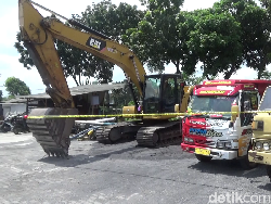 Tambang Pasir Ilegal di Lumajang Digerebek, Backhoe hingga Truk Disita