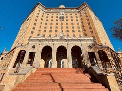 Hotel Berhantu Ini Mau Buka Pintu, Ada yang Berani Menginap?