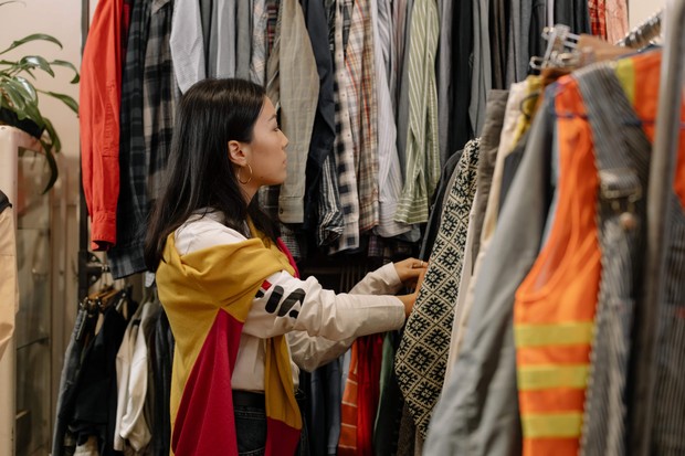 Thrifting | Foto: Pexels | Cottonbro Studio Alasan thrifting bisa jadi limbah tekstil