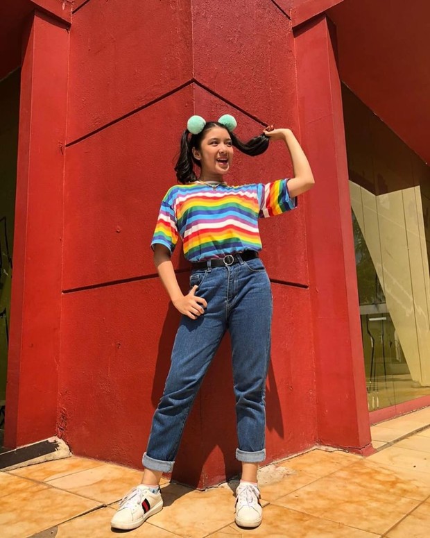 Tiara Andini dengan Kaus playfull color dan Jeans. Foto instagram: tiaraandini