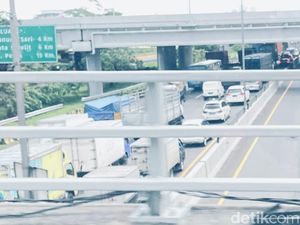 Lalin Arah Pintu Tol Waru-Gunungsari Macet Siang Ini Lalin Arah Pintu Tol Waru-Gunungsari Macet Siang Ini