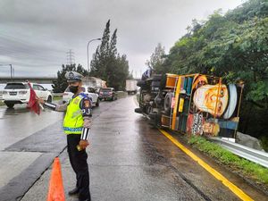 Truk Terguling di Km 45 Tol JORR Bekasi Arah Cakung