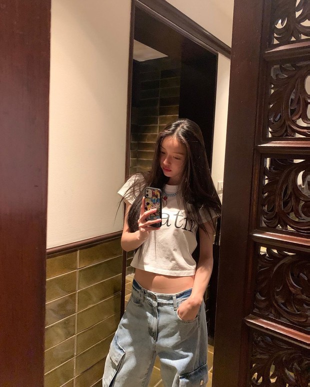 Yooa OH MY GIRL boogie denim pants